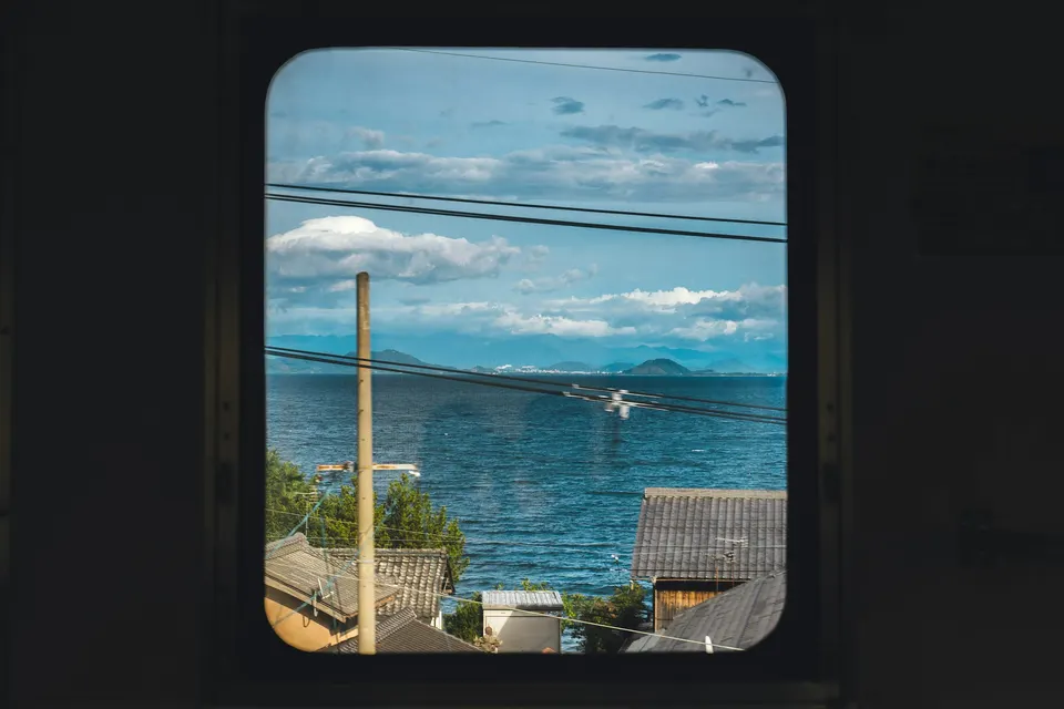 Vista do lago Biwa pela janela de um trem